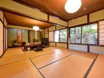*【旧館】和室14畳＜トイレ付き＞窓から望む日本庭園が心安らぐ客室。