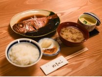 【腹八分目メニュー】気仙沼産金目鯛の姿煮、大崎産ササニシキ、漬物、茶碗蒸し、お味噌汁。写真は一例です