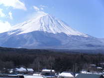 真冬に雪が降った富士山。麓まで雪をかぶっています。
