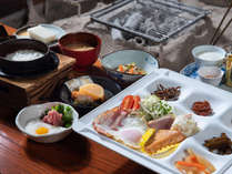 *【朝食一例】山川の恵みがつまった、田舎料理風の朝ごはんです。