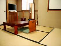 ６畳の和室はお一人でゆったりと泊まるも、２人でしっぽりと泊まるにも適した広さです
