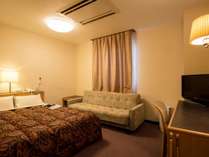 ■ダブルルーム■　18平米のお部屋はソファも付いてゆったり寛げます。全室加湿空気清浄機完備で快適です