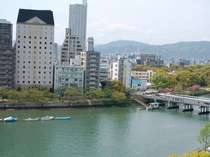 京橋川沿いです。