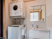 ［バスルーム］洗面室にはアメニティ一式、洗濯機・乾燥機があるので便利