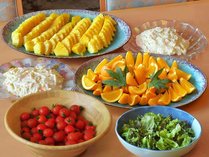 【朝食バイキング】新鮮な地元野菜とフルーツ