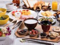 朝食和洋韓の多彩なメニューをビュッフェ形式でお楽しみください。