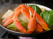 あつあつのずわい蟹とおいしさが溶け込んだ野菜をお楽しみ頂くかにすき鍋。召し上がった後は雑炊も♪