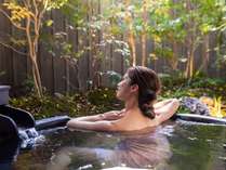 ～羽伸-UNO-Aタイプ・Bタイプ～　全室温泉の露天風呂です。庭園を眺めながら自分だけの贅沢なひと時を。