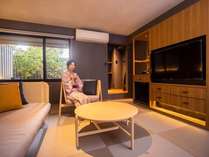 ～羽伸-UNO-Aタイプ～　落ち着いたデザインの家具で快適空間を演出。全室ネット対応の4KTVを完備。