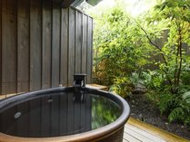 『羽伸』-UNO-Aタイプ全室かけ流しの温泉露天風呂を完備。山代の良質な泉質をお愉しみください。
