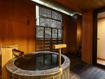 『松風庵』松声の間（102号室）周囲の木々を眺めれば森の中の泉で浴しているような雰囲気が味わえます。