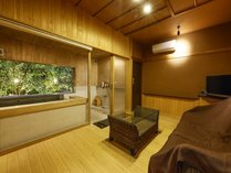 ～源泉貸切風呂～ソファセットやテレビなども備えた寛ぎスペースもある贅沢な空間です。