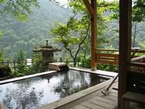 特別室「松島」専用の絶景露天風呂「無心の湯」。もちろん自慢の温泉を掛け流しで。