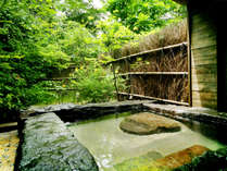 豊かな自然に囲まれた中、源泉かけ流しの湯をひとり占めする貸切風呂