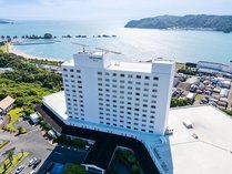 海抜約38ｍの高台に建つリゾートホテルです。太平洋一望の絶好のロケーションをお楽しみください。
