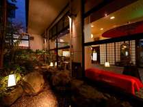 優しく灯りがともったロビー。みちのくの小京都を思わせる空間（外庭からのカット）