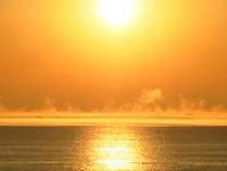 朝靄を舞い上がらせて力強く立ち昇る太陽。日の出と共に日の気漂うパワースポットの一日が始まります♪