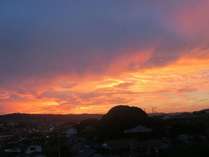 阿武隈山地最南端にある風神山の夕暮れ。背側の日の出と遜色ない絶景です。左手下に関東平野が広がります。