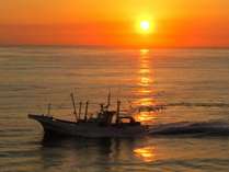 早朝から眼下で見られるシラス漁は水木海岸の風物詩。「常磐もの」ブランドのシラスは食事で提供されます。