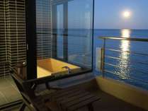 客室ひのき風呂とウッドテラスから眺められる、海面に輝く満月のムーンロード