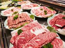 味覚の変化を楽しもう♪夕食時の焼肉は、牛肉４種・豚肉３種等の１０種類を用意！
