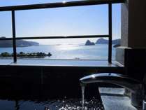 客室の専用露天風呂から眺める下田湾