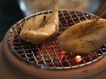 【ディナーブッフェ】ギリシャで買い付けた壺を火鉢として使用し、料理人が目の前で仕上げる「焼ふぐ」！