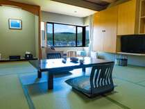 【新館客室一例】全室小国川を一望できるお部屋です。広さは13畳と、グループでもゆったりお寛ぎ頂けます