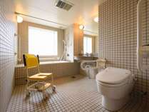 車椅子でも利用できるバスルーム、随所に配置した手すりや、浴室の介助椅子も完備しています。