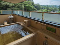 ひのき露天風呂：お部屋内には檜造りの露天風呂を完備。美しい景色をお楽しみくださいませ。