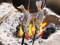 冬季は食事処の囲炉裏を使って「ヤマメの塩焼き」を提供致します。