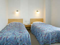 ★ツインルーム★９７ｃｍ幅ベッドが２台、観光旅行に最適♪