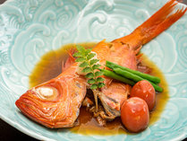 ・【食事一例】甘辛い味付けの金目鯛の煮つけは食べ応え抜群！
