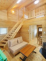 無垢の木材を使用したログハウス、2階にロフトがあり、ロフトにお布団を敷いてお休みいただけます。