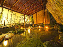 幻想的な夜の露天風呂は、お早めにご予約を。内湯と交互に楽しむお客様もいらっしゃいます。