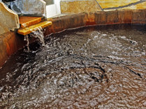 【#6種の天然温泉】改装され鉄平石が張られた総檜丸風呂温泉！深めで広々とした人気の温泉です♪