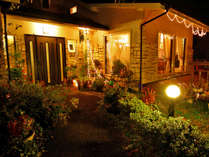 【#外観(夜)】夜は庭園灯がつき、幻想的な雰囲気に包まれます♪ 写真