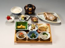 日本の朝ごはんにご当地ならではをプラス（朝食一例）