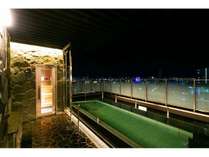 ライトアップされた甲府城と周囲に広がる甲府の夜景は城のホテルだから見られる景色【男性】