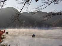 【朝もや亀山湖】湖面からもやが上がる様は幻想的です。