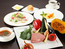 【欧風レストラン「バーデンバーデン」】シャトーブリアンを彩る旬の地元食材を使った前菜やスープをご用意