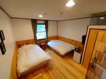 １２０ｃｍ幅のセミダブルベッドが２台ある広めのツインルームです。トイレ、洗面所つき。