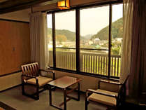 *和室10畳　広縁からの景色・静かな山あいの景色をお楽しみいただけます。
