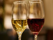 【ラウンジサービス】ナイトタイムは、ラウンジで赤白グラスワインをサービス。ゆったりと大人のひとときを