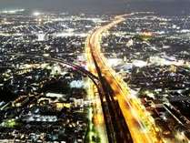 高速道路と電車の高架が光の帯を紡ぎます。東側泉佐野市街地方面の夜景です。