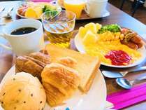 【軽朝食一例】美味しいスクランブルエッグやソーセージ！バイキング形式のおかわり自由です。