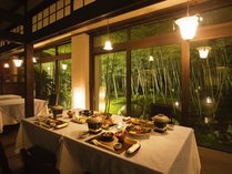 夕食・朝食共に、竹林庭園を眺める【ダイニング-竹の春-】にてご用意します