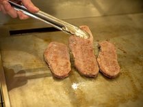 【夕食バイキング】牛肉の鉄板焼きの実演　