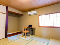 ・8畳の和室にはお仕事や学習に使える机も設置できます