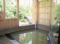 玄武温泉かけ流しの露天風呂は、めずらしい「にごり湯」です。入浴は早朝から23時まで。